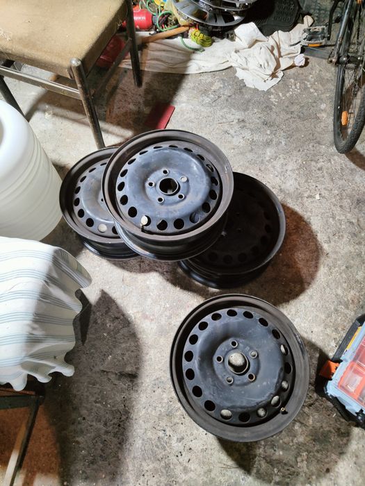 Продавам 4бр 15 цола железни джанти 5*112 и оригинални тасове за шкода