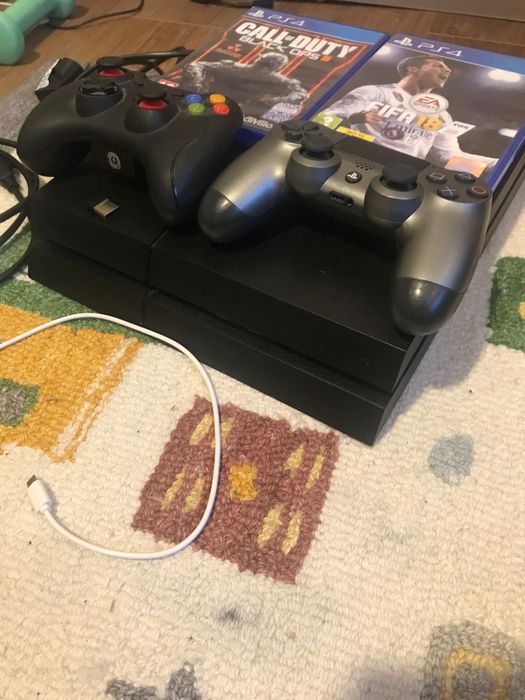 PlayStation 4 спешно се продава с две игри и два контролера