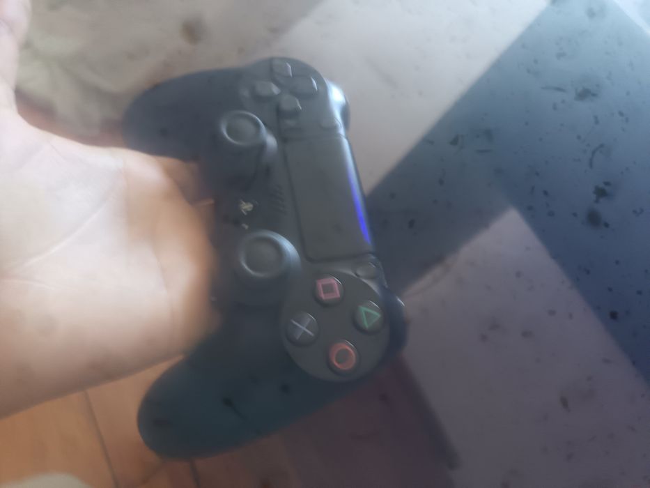 PS 4 schimb cu telefon iPhone sau Samsung ceva bun este de 1T și vine cu doua manete plus FC 25 GTA 5 și UFC 4