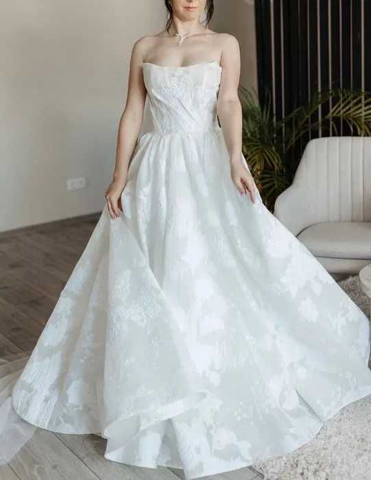 Rochie de mireasa cu cerc inclus