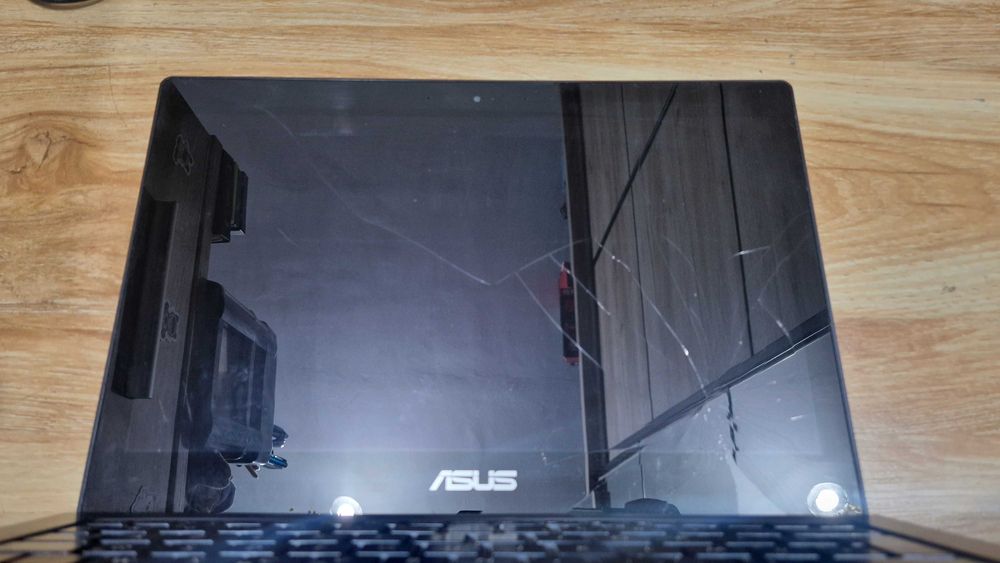 Vand Ultrabook ASUS UX302LA Quad i5/4GB/SSD+HDD/WiFi/BT/W10 la 200lei