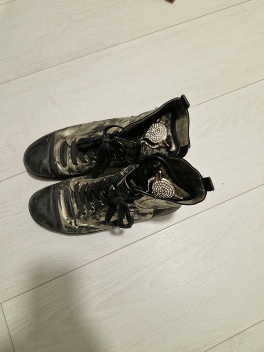 Продам отличные ботинки женские со стразами