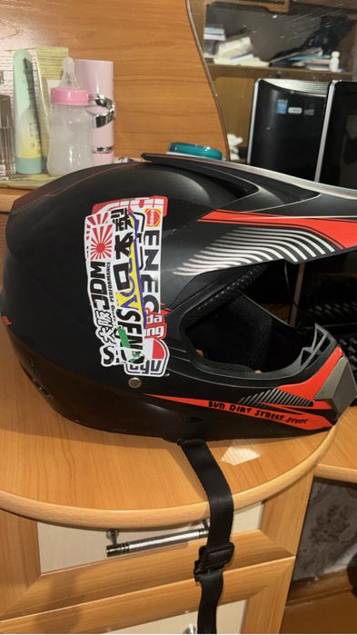 Шлем с перчаткой