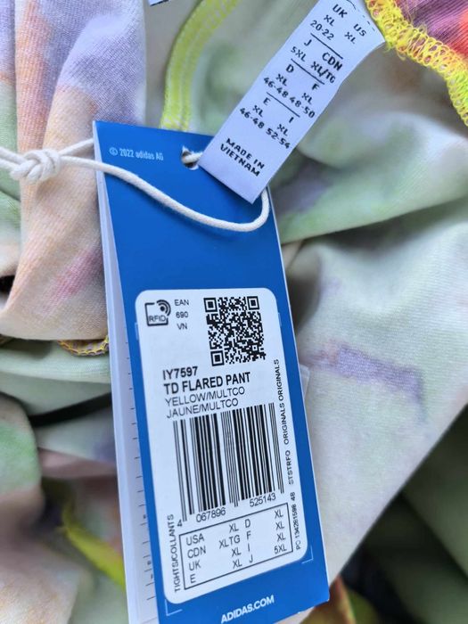 Adidas уникална дамска долница нова оригинална Л размер