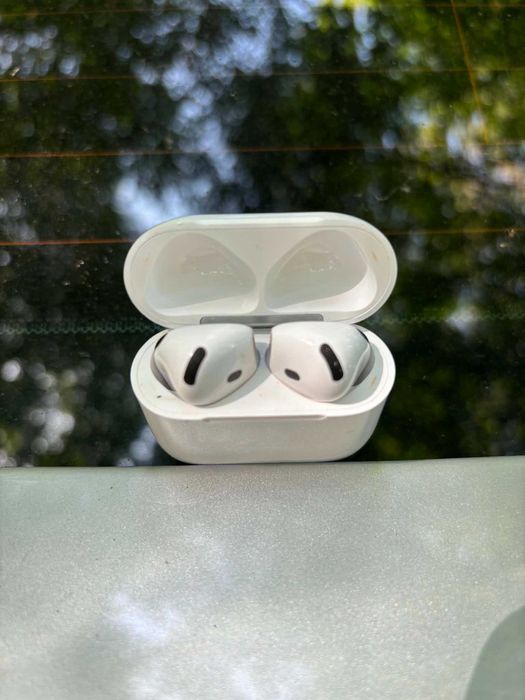 Apple AirPods 4 с активно шумопотискане (ANC)
