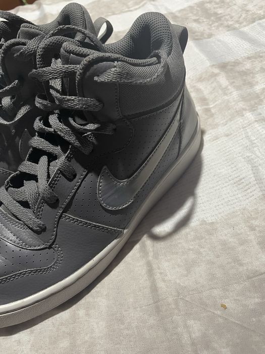 Vând papuci nike court borough