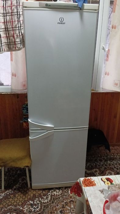 Продается холодильник indesit