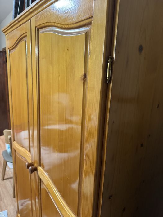 Дървен гардероб.