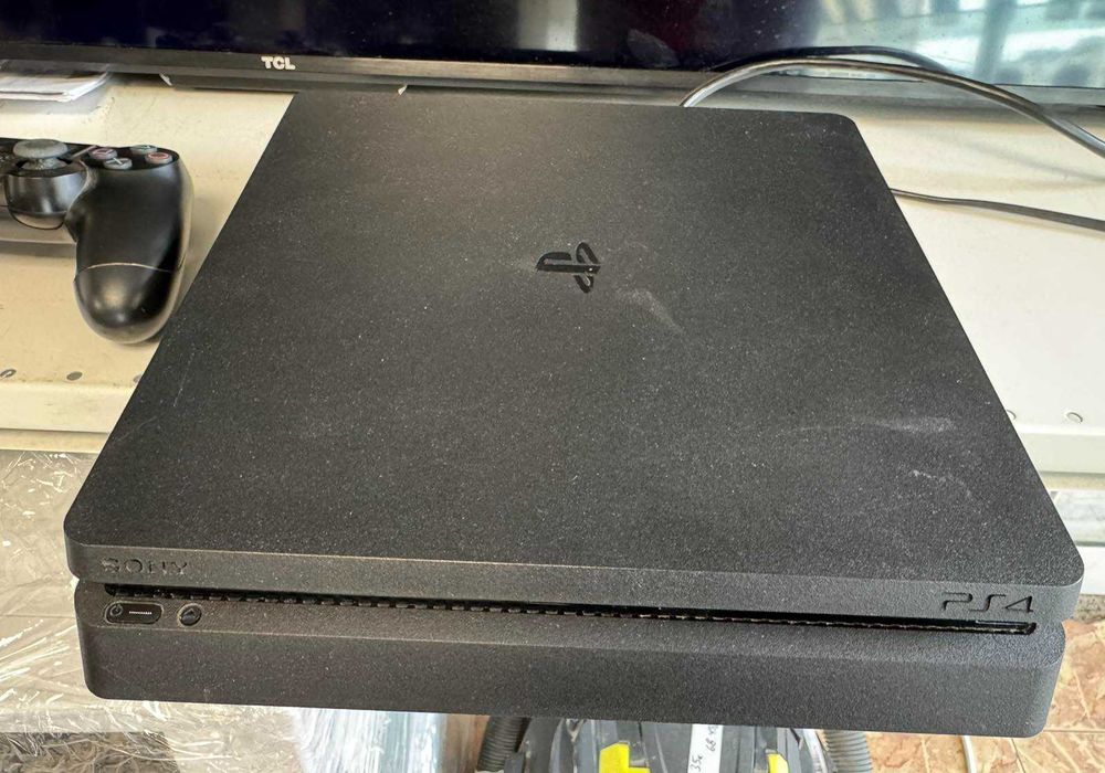 Конзола Sony Playstation 4 Slim 500GB+1 джойстик+2 игри