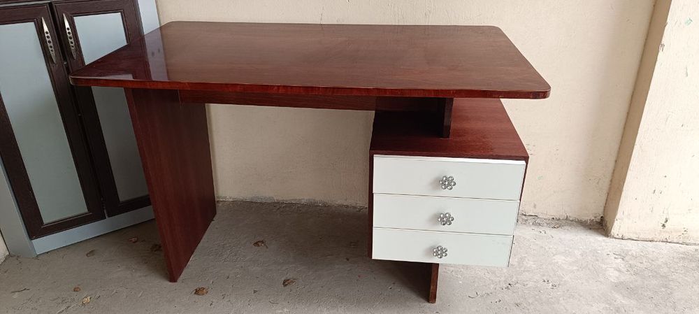 Продам полированный письменный стол.