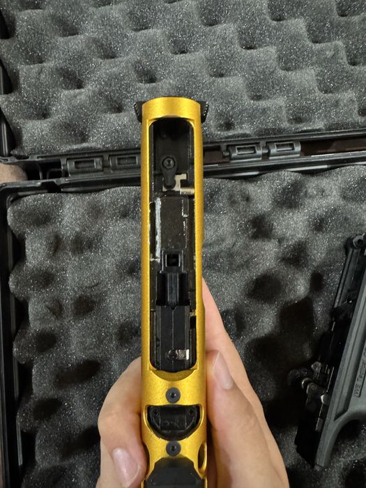 Продавам  airsoft риплика WE galaxy gold с +2 пълнителя