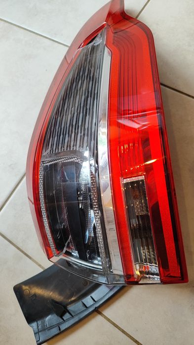 Ford S-Max Заден десен стоп (РАБОТЕЩ, ПУКНАТ, липсва малко парче)