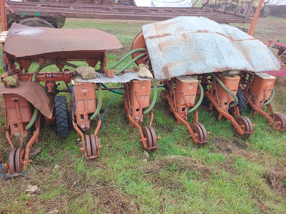 Vând semănătoare de porumb , cositoare, grebla