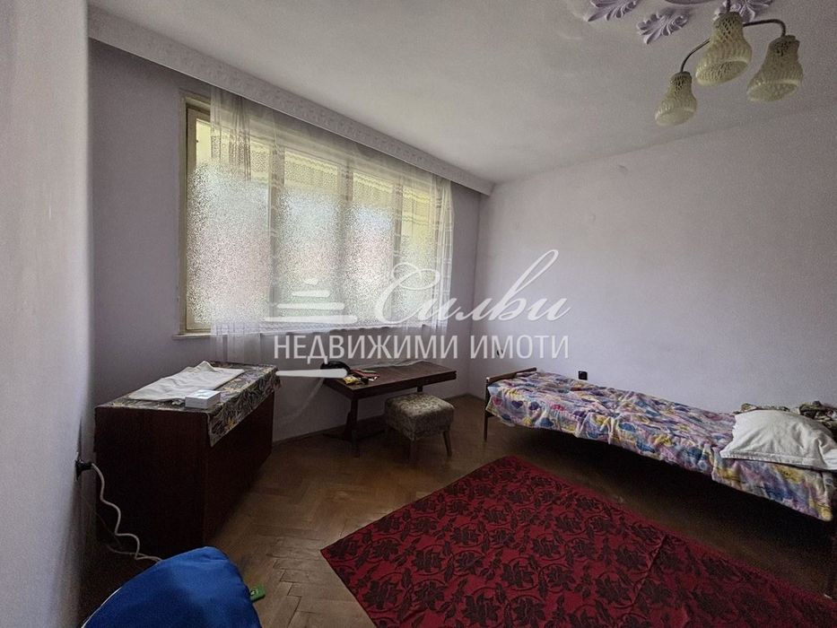 Дава се под наем Тристаен апартамент в Шумен, 2-ри корпус - 100 кв.м за 306 € - Снимка #1
