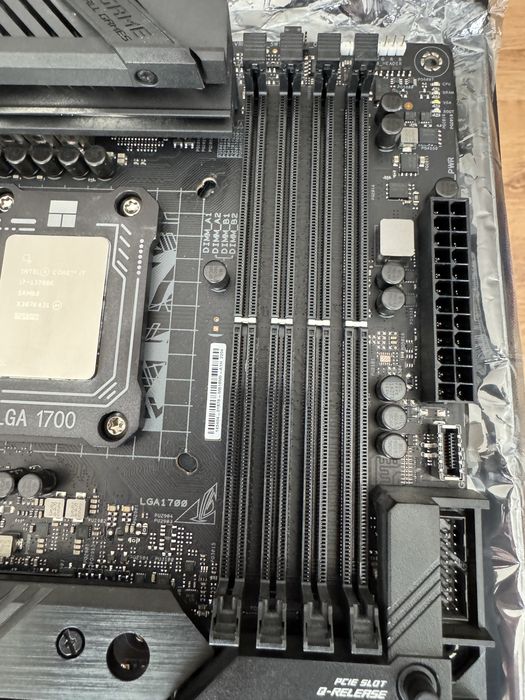 Placa de baza+ procesor(i7 13700k+ Asus Z690-F Strix)