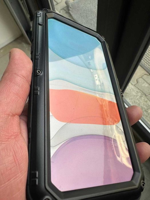 Husa Beeasy compatibila cu iPhone 11 neagra, usor zgariata