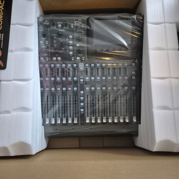 Mixer digital Behringer X32  Compact  si doua Boxe Yamaha  DXR 115 Mk2  toate noi nouțe