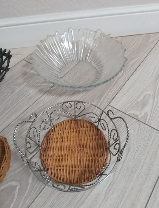 Вазы, корзины, графин, салфетница.