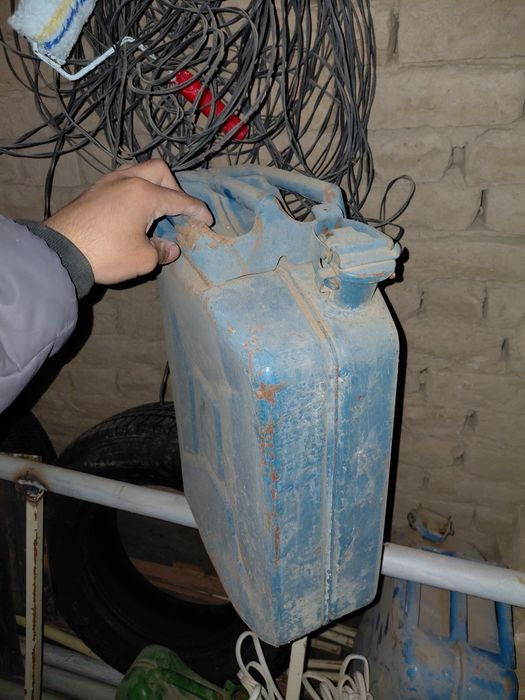 2 дана бензин канистр сатылады.