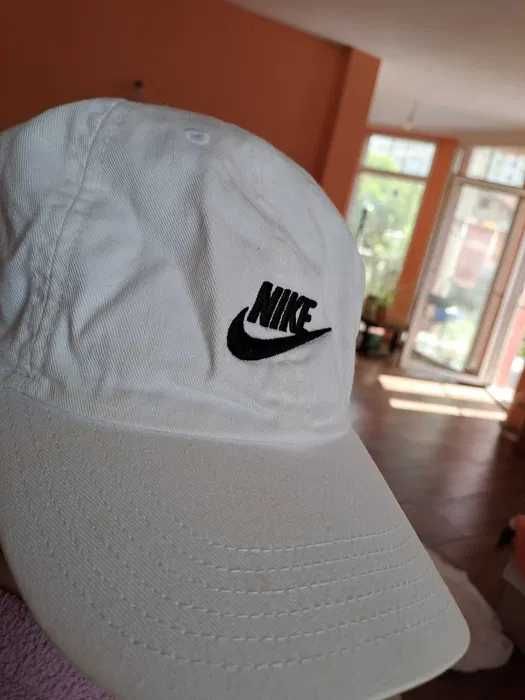 Бяла шапка с козирка Nike
