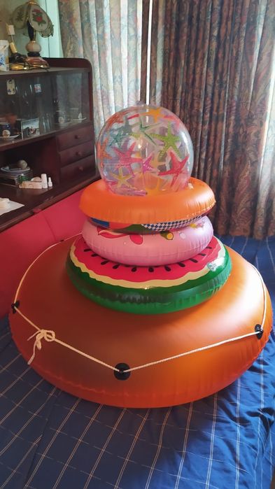 Vand colaci de plaja si minge de plaja.