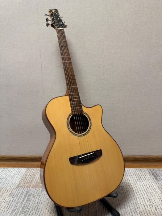 Акустическая гитара.