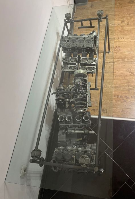 Уникална дизайнерска маса с автомобилен  двигател