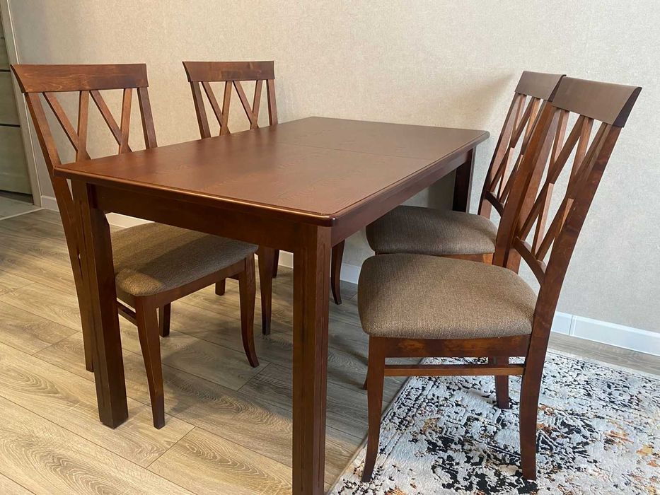 Обеденный стол и стулья