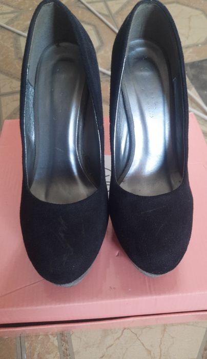 Pantofi cu toc ..