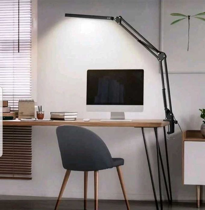 Lampă de birou LED reglabilă cu braț rotativ și clemă