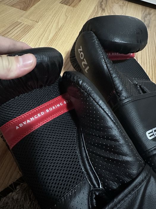 Manusi de box.