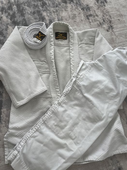 Продам кимоно с поясом (Mizuno)