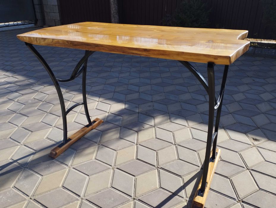 Стол из натурального дерева