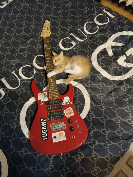 Электрогитара в хорошем состоянии