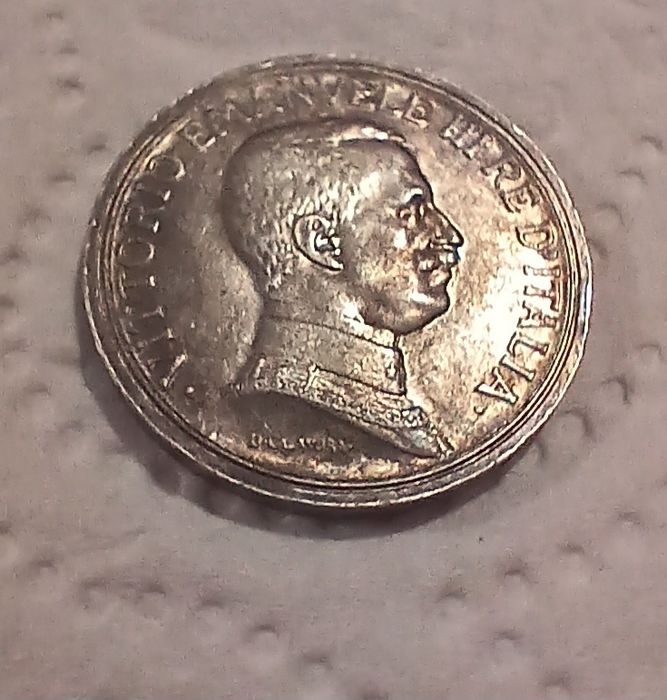 Стара сребърна монета.