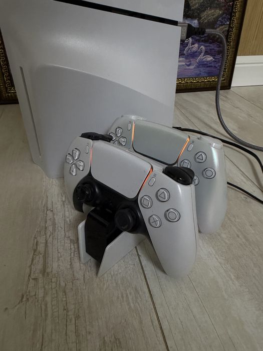 Продаю PS5 Slim с дисководом и 3 джостиками