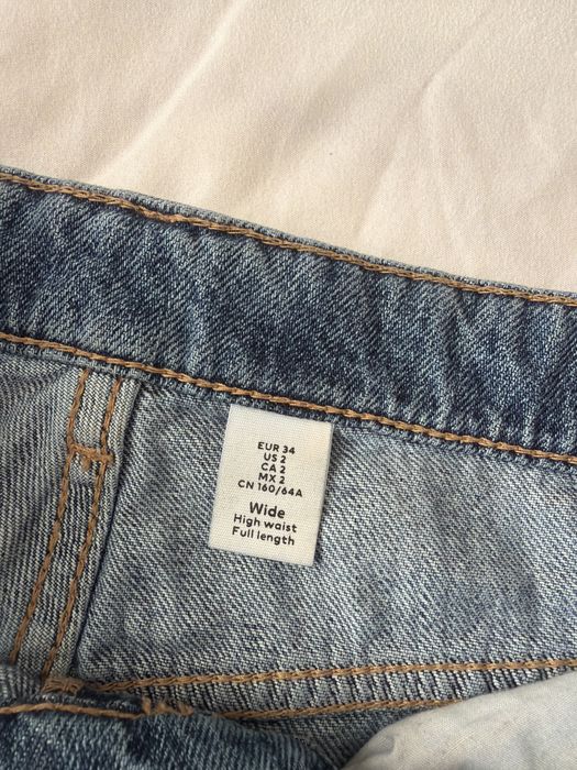 Дълги, сини дънки, с наръфани крачоли, от H&M