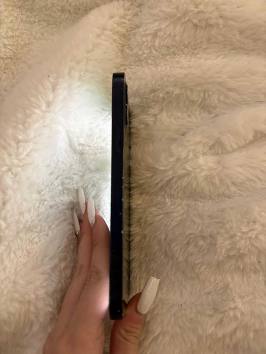 iPhone 12, funcțional, dar cu defecte.