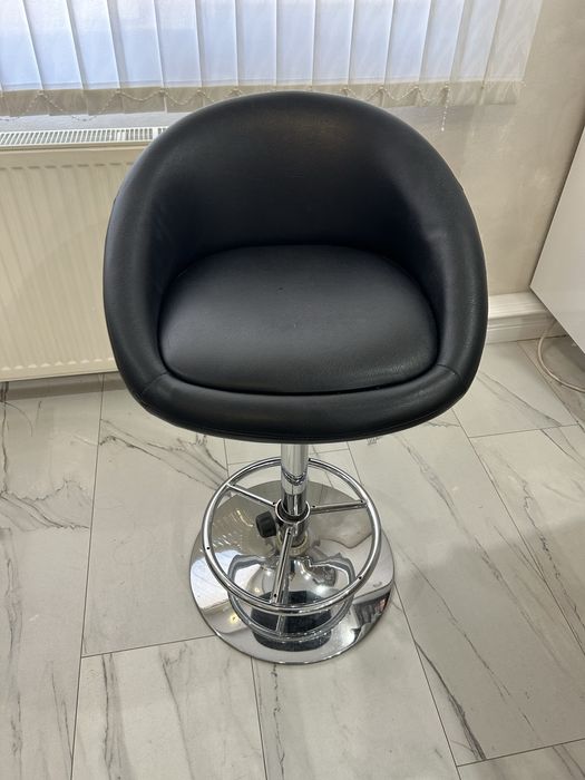 Модерен бар стол с кожена седалка и регулируема височина