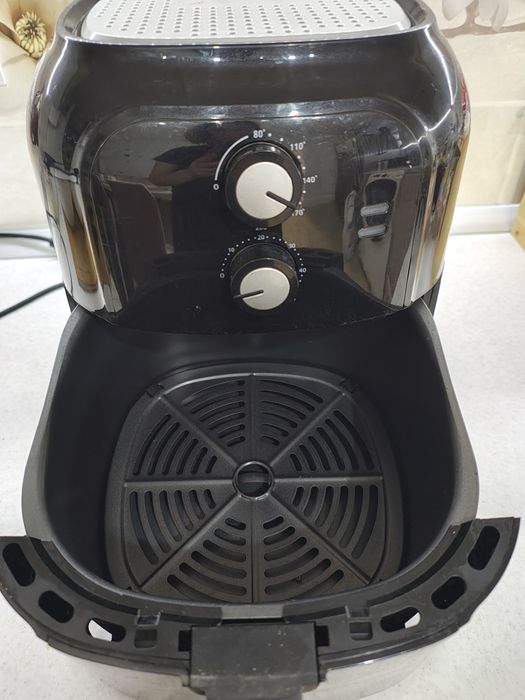 Air Fryer folosit puțin