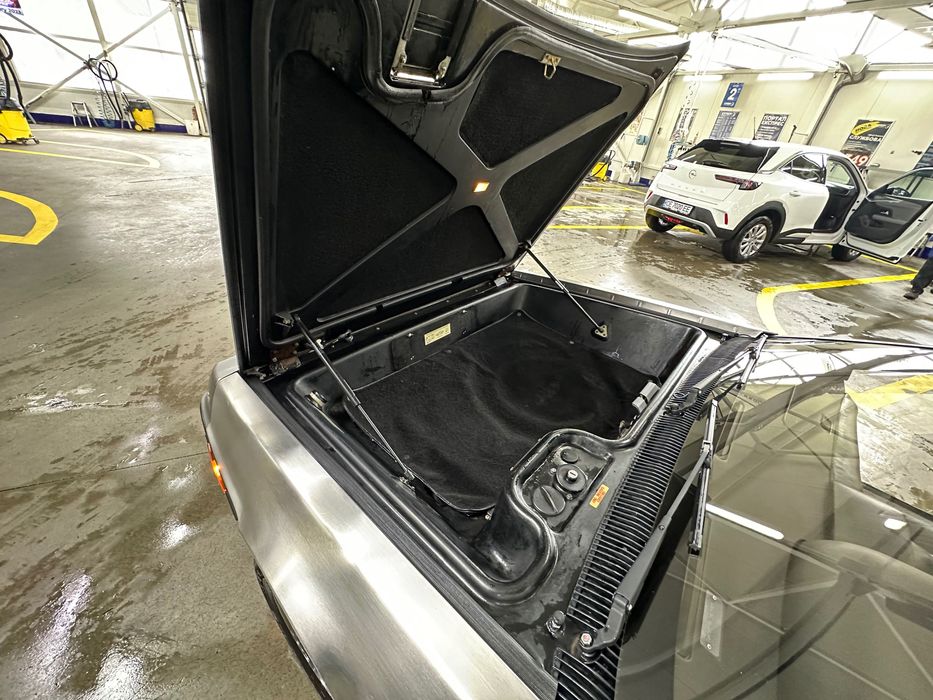 DMC 12 Delorean ретро