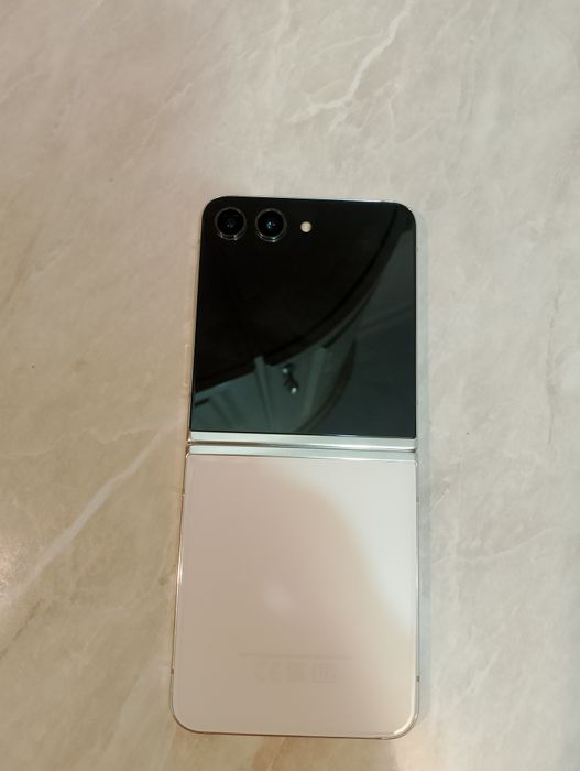Galaxy Z Flip 5 у
