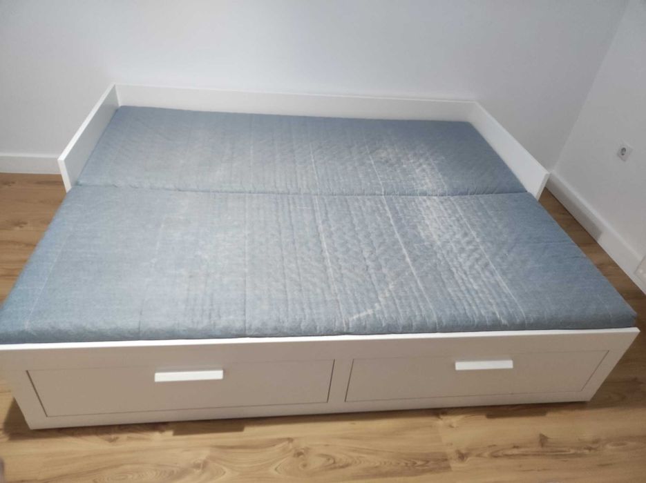 Pat folosit in condiții bune,extensibil  cu saltea,2 sertare, 160/200