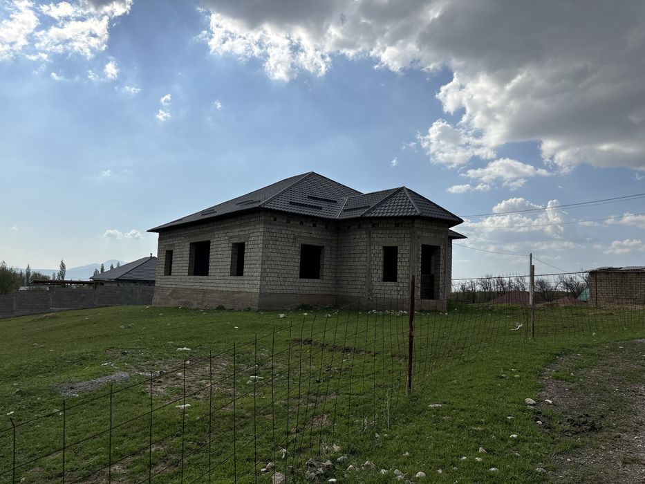 Дом продаётся с большим участком