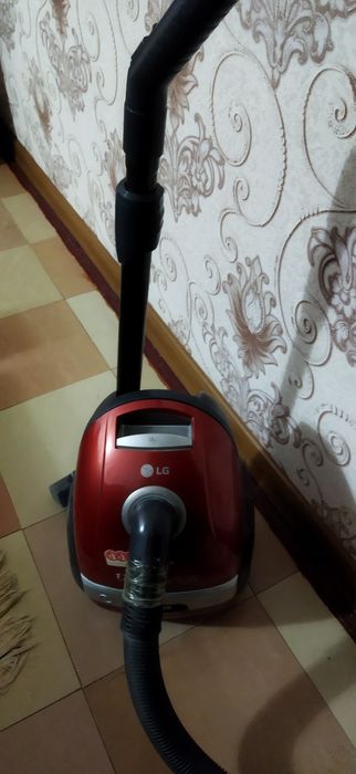 Пылесос LG в рабочем состоянии,1700W