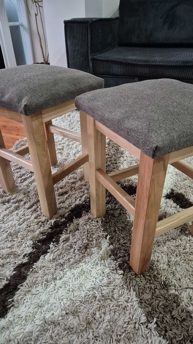 Tabureți clasici din lemn masiv