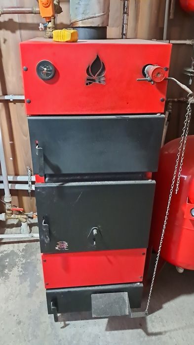 Vând centrala  pe lemne eco 27 kw cu pafar de 1000 litri