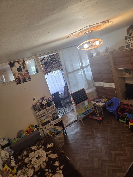 Persoana fizica:Vând garsonieră Str.Damboviței