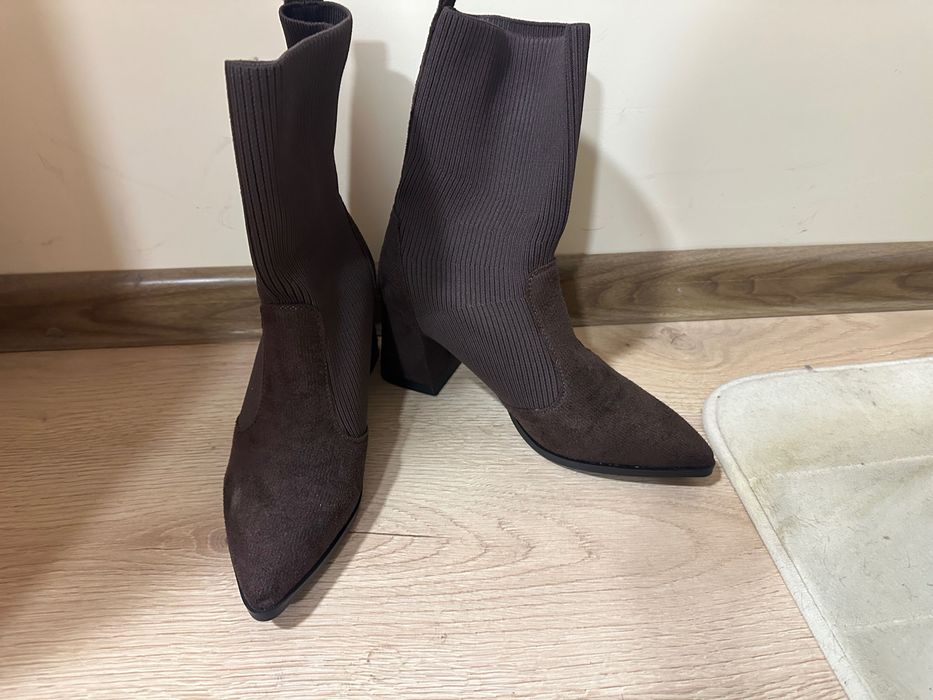 Стилни кафяви боти