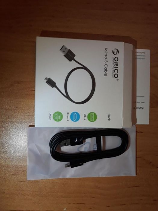 A/V, RGB, USB, захранващи и интернет кабели.